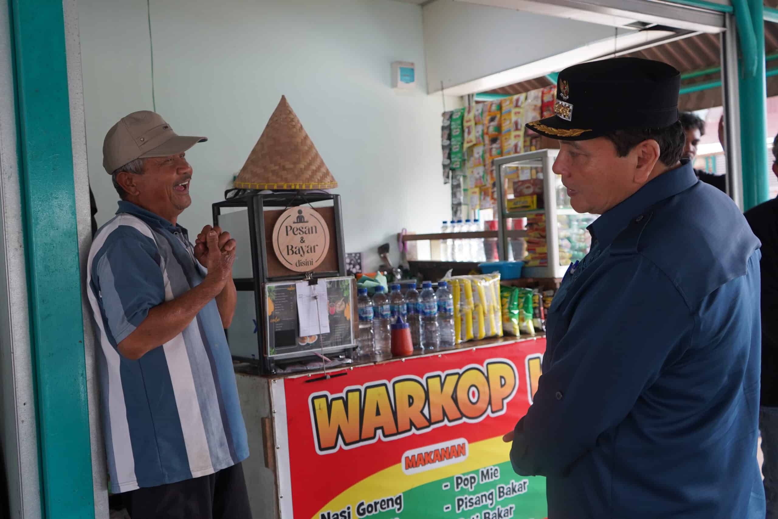 Pj. Bupati Bogor, Bachril Bakri, saat berkunjung di Warpat dan jalur Puncak (Nicko/KIS)