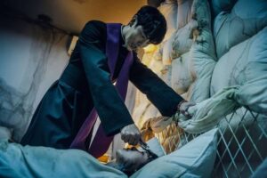 Sinopsis Devil Stay, Eksorsisme Mencekam dan Misteri Medis yang Membawa Teror