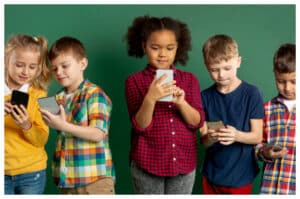 Anak-Anak dan Dunia Digital: Perlukah Batasan Usia?