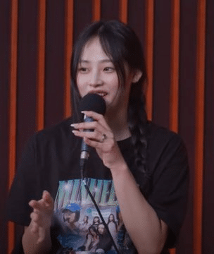 Dalam wawancara terbaru, Minji mengejutkan banyak pihak dengan mengenakan kaos bertuliskan nama Min Hee Jin dan gambar konferensi pers yang fenomenal.