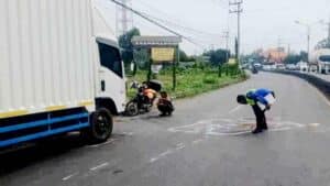 Gagal Nyalip Kiri, Nyenggol Truk Parkir Warga Umpak Trowulan Wafat di Tempat