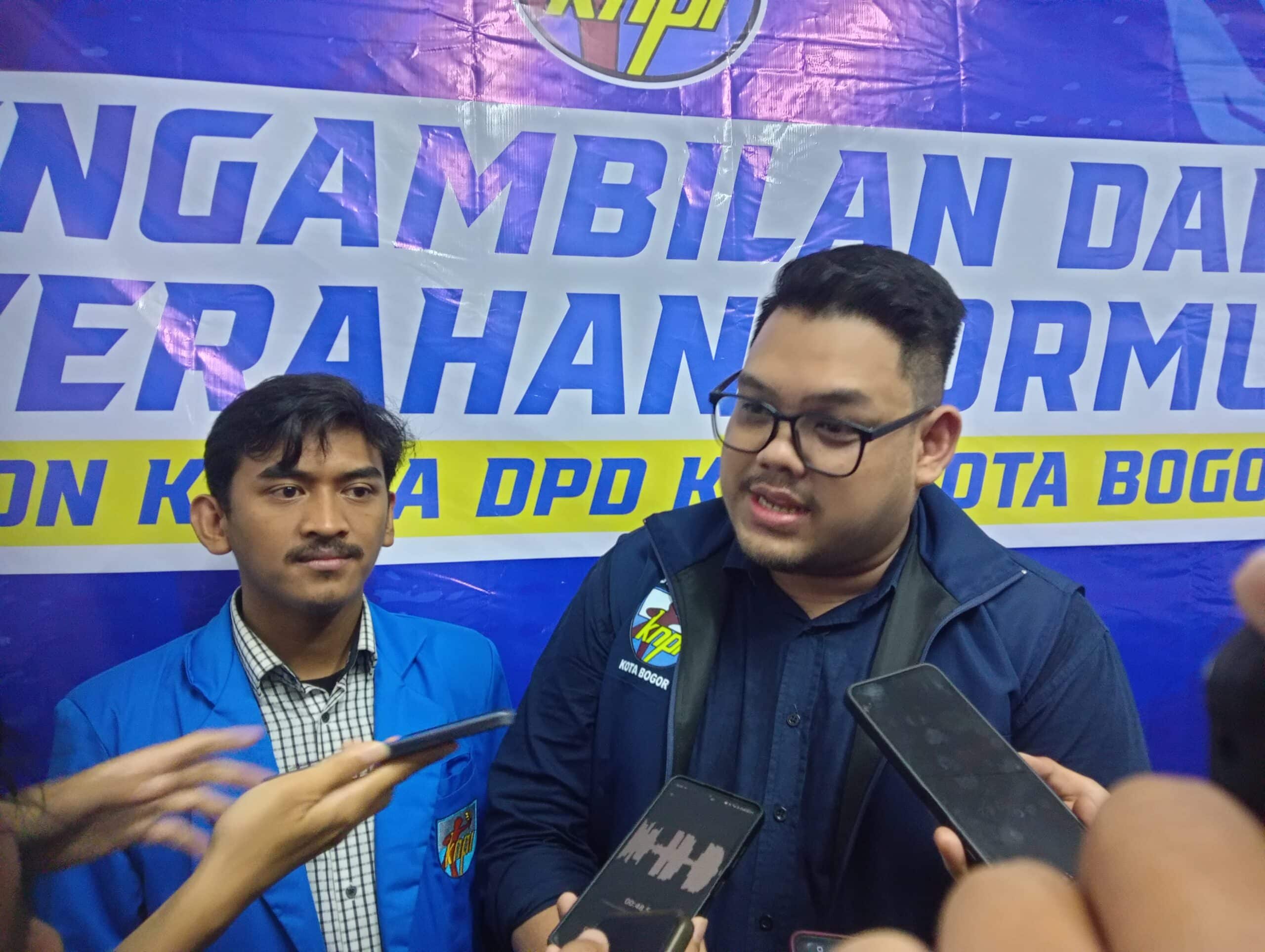 Pengembalian formulir bacalon Ketua KNPI Kota Bogor menjelang Musyawarah Daerah ke-XVI. (KIS/NICKO)