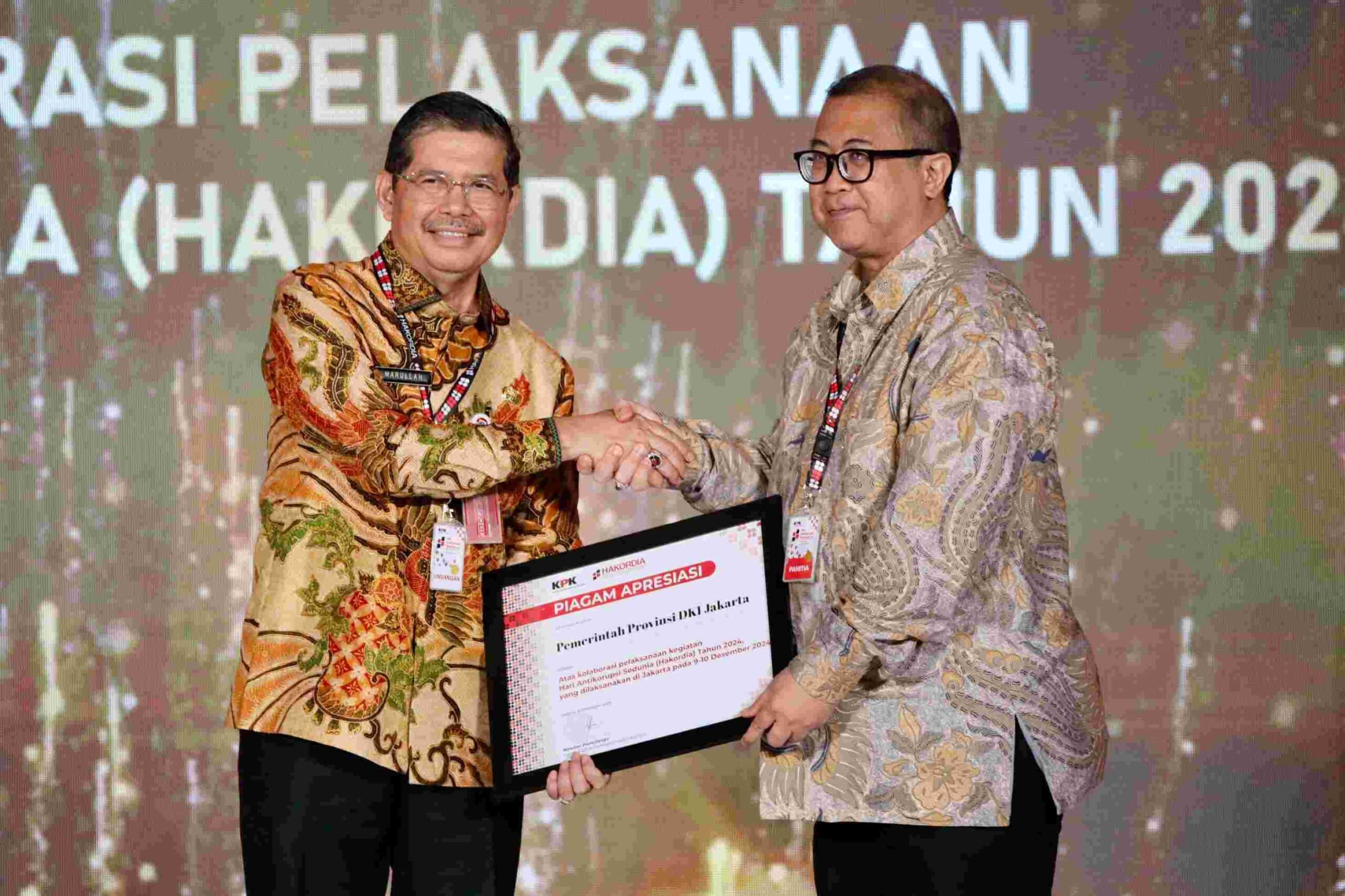 Sekda Marullah Matali kiri batik kuning, menerima penghargaan Hakordia dari KPK (Humas Pemprov)