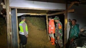 Warga Nawangan Pacitan Tertimbun Longsor Saat Mengalirkan Genangan Air Hujan