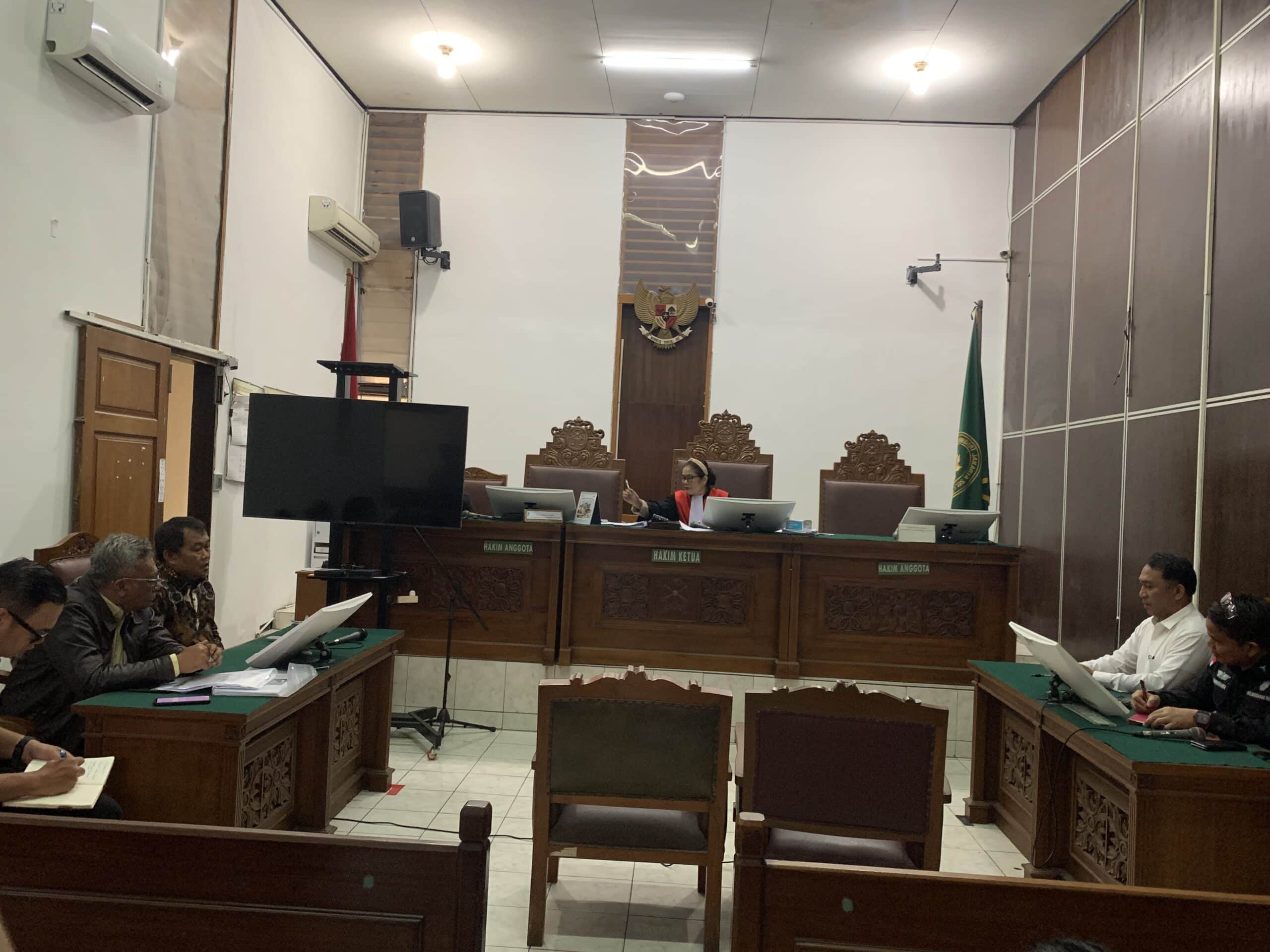 Boyamin Saiman saat mengikuti sidang praperadilan perkara Denny Indraya di PN Jaksel, pada Selasa (10/12/2024). (Aris MP)