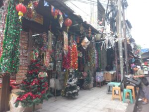Penjualan Pernak-pernik Natal di Kota Tua Jakarta Mulai Ramai, Semarak Natal Semakin Terasa