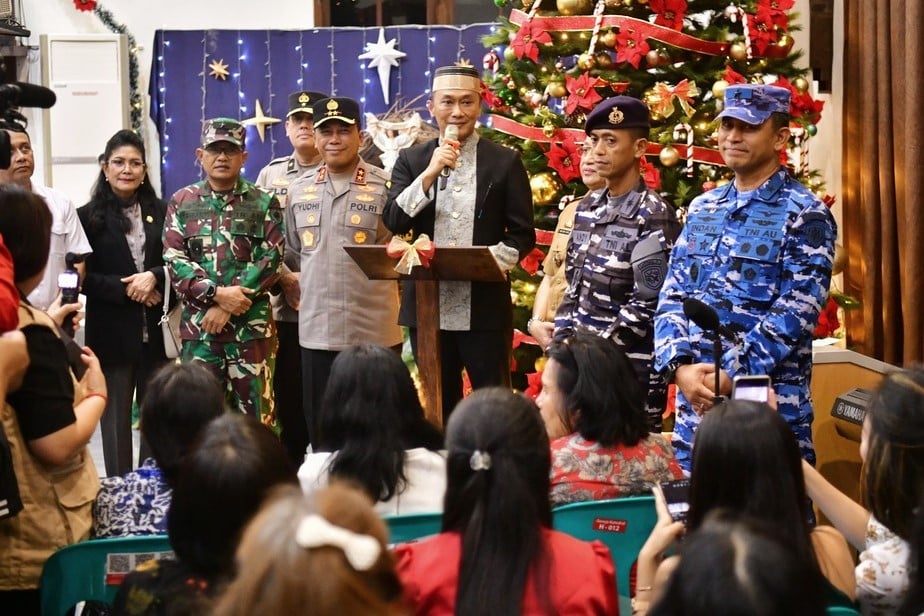 Pj Gubernur Sulsel, Prof. Zudan Arif Fakrulloh sampaikan pesan damai di Gereja Katedral Makassar, Selasa (24/12/2024) malam. (Ist/ Humas Pemprov)