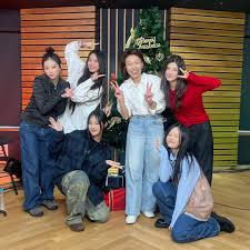 NewJeans Hadir di Mini Konser CBS Kim Hyun Jung’s News Room, Hanni Nyanyikan 2 Lagu Ciptaannya