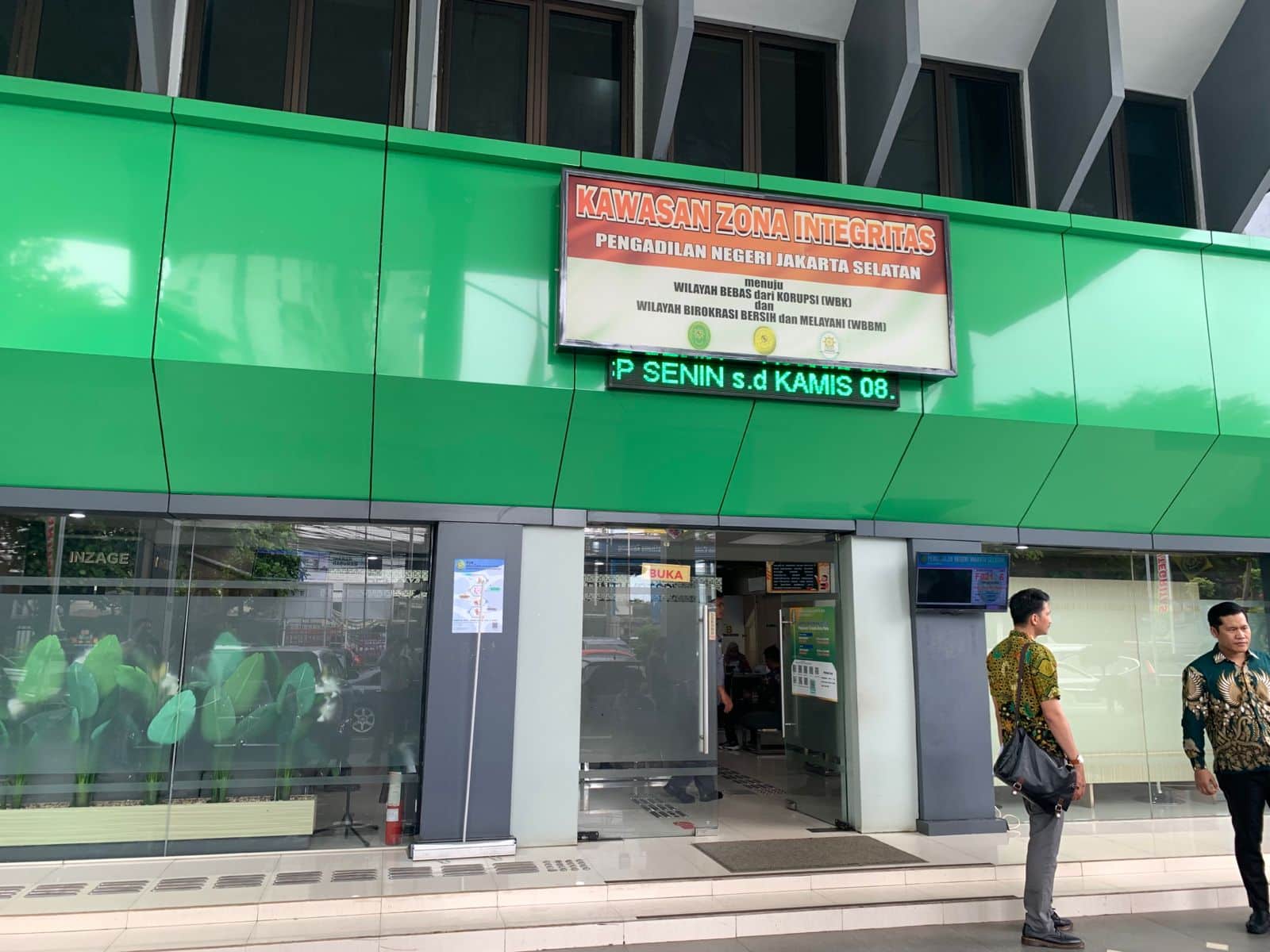Gedung Pelayanan Terpadu Satu Pintu di Pengadilian Negeri Jakarta Selatan didatangi pengacara dan penegak hukum lainnya untuk cek persidangan. (Aris MP)