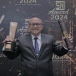 H. Rivelino Rizky, Direktur Umum Perumda Tirta Pakuan Kota Bogor menunjukkan penghargaan SNI Award kategori perak pada tahun 2024. (KIS/NICKO)