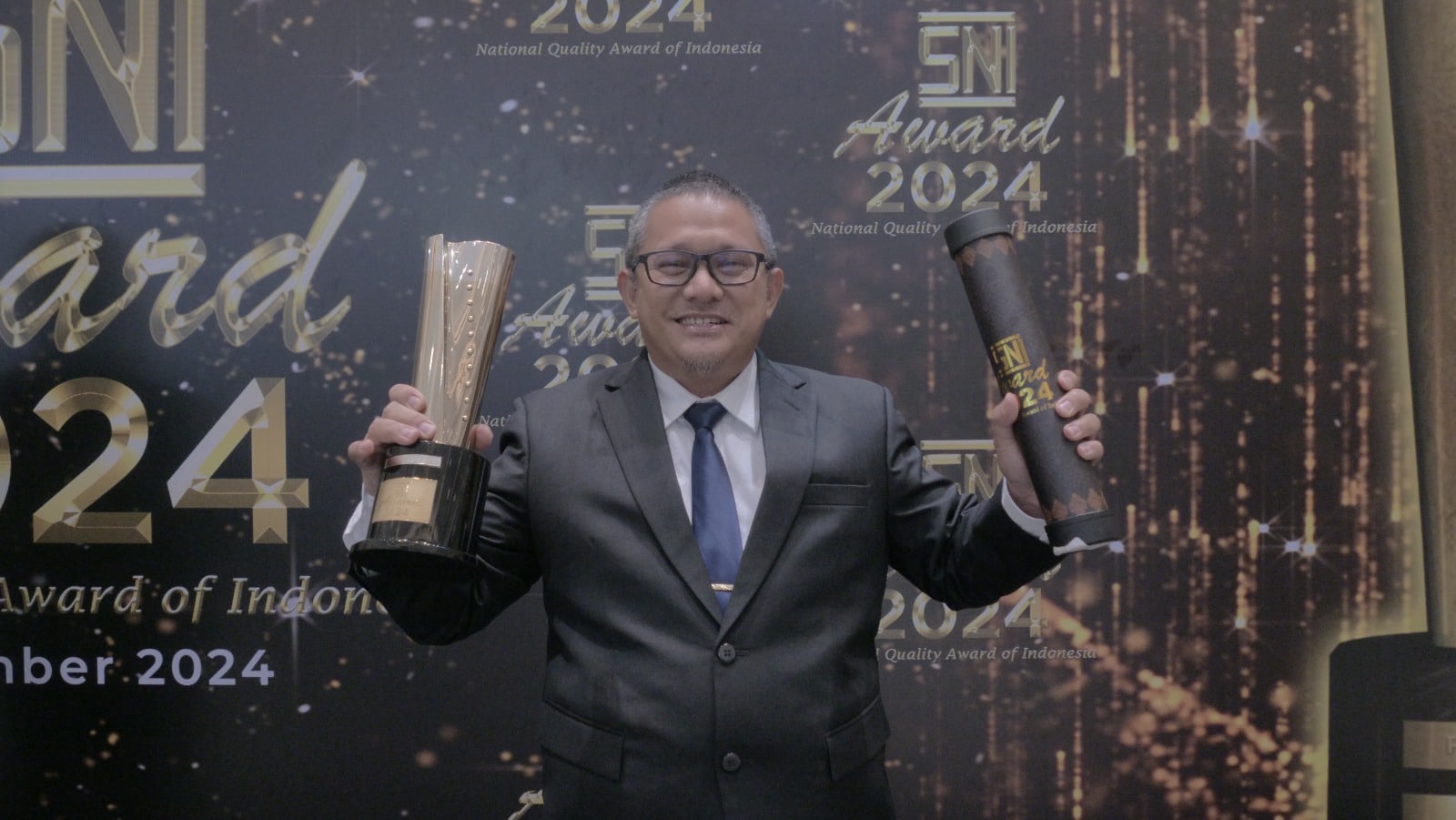 H. Rivelino Rizky, Direktur Umum Perumda Tirta Pakuan Kota Bogor menunjukkan penghargaan SNI Award kategori perak pada tahun 2024. (KIS/NICKO)