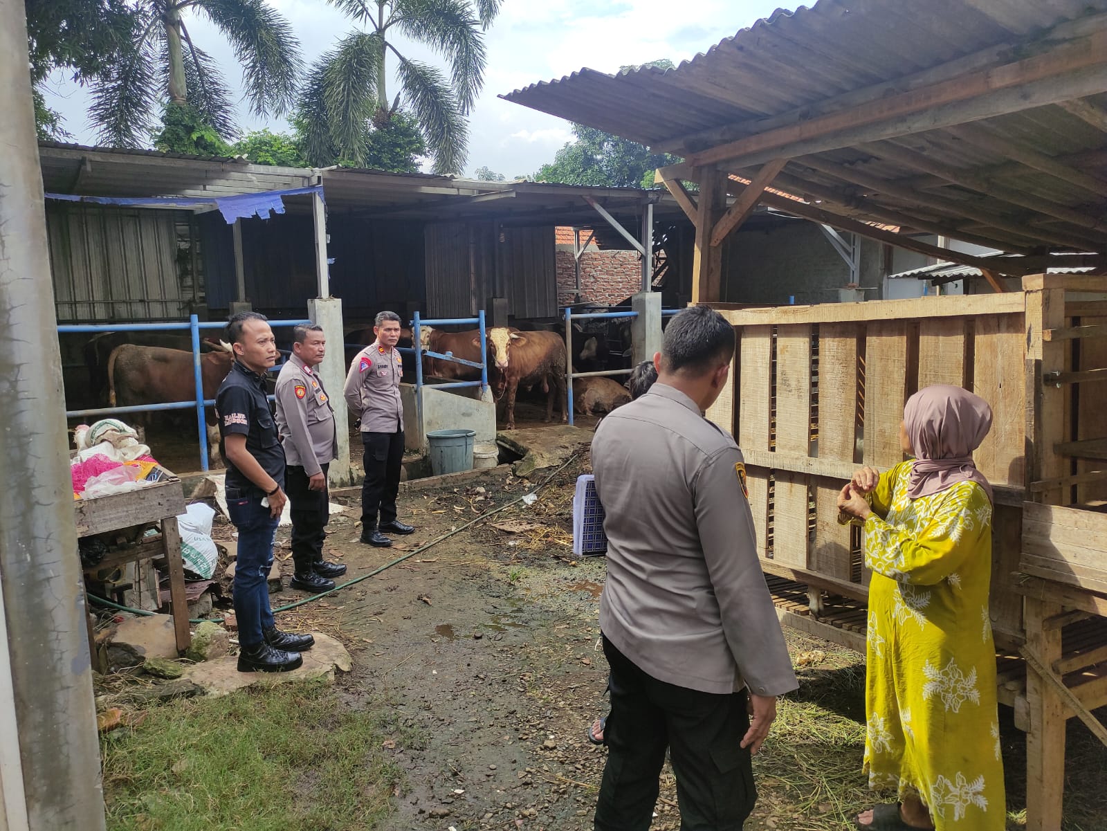 Polisi dari Polsek Tambun Selatan saat mengecek lokasi kandang sapi milik salah satu warga yang diduga diracun oleh orang tak dikenal. (ist).