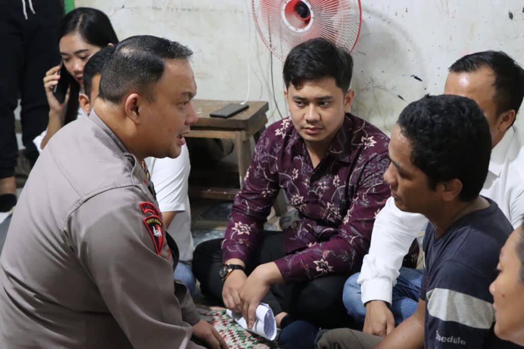 Wakapolrestabes Medan Kunjungi Orang Tua 3 Anak Korban Penikaman Tetangga
