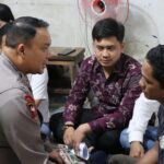 Kapolrestabes Medan AKBP Anhar Artia Rangkuti tak mampu membendung air matanya saat mendatangi rumah orang tua dari tiga anak korban penikaman yang dilakukan oleh tetangganya sendiri. (Ist)