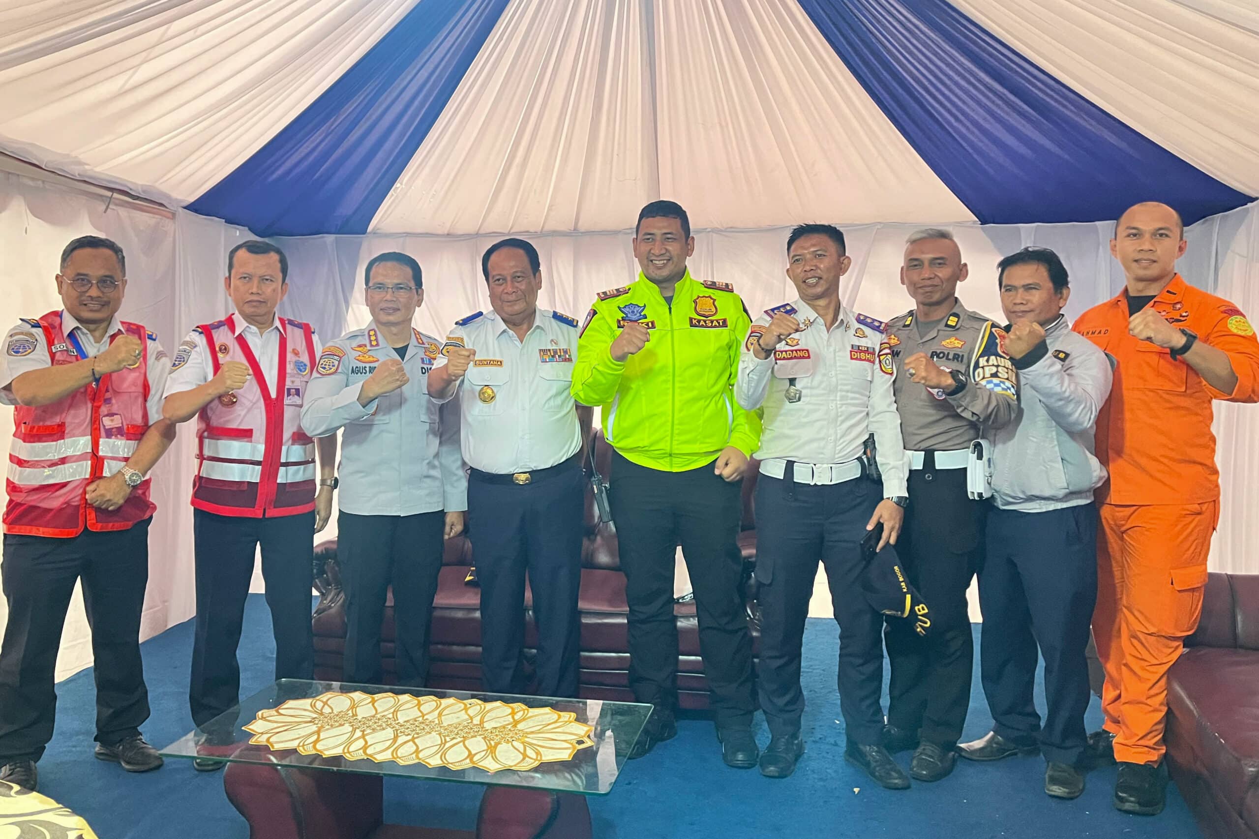 Kadishub, Kabupaten Bogor, Agus Ridho bersama jajaran TNI, Polri dan lainnya sedang siaga di posko Gadog (KIS/IST)