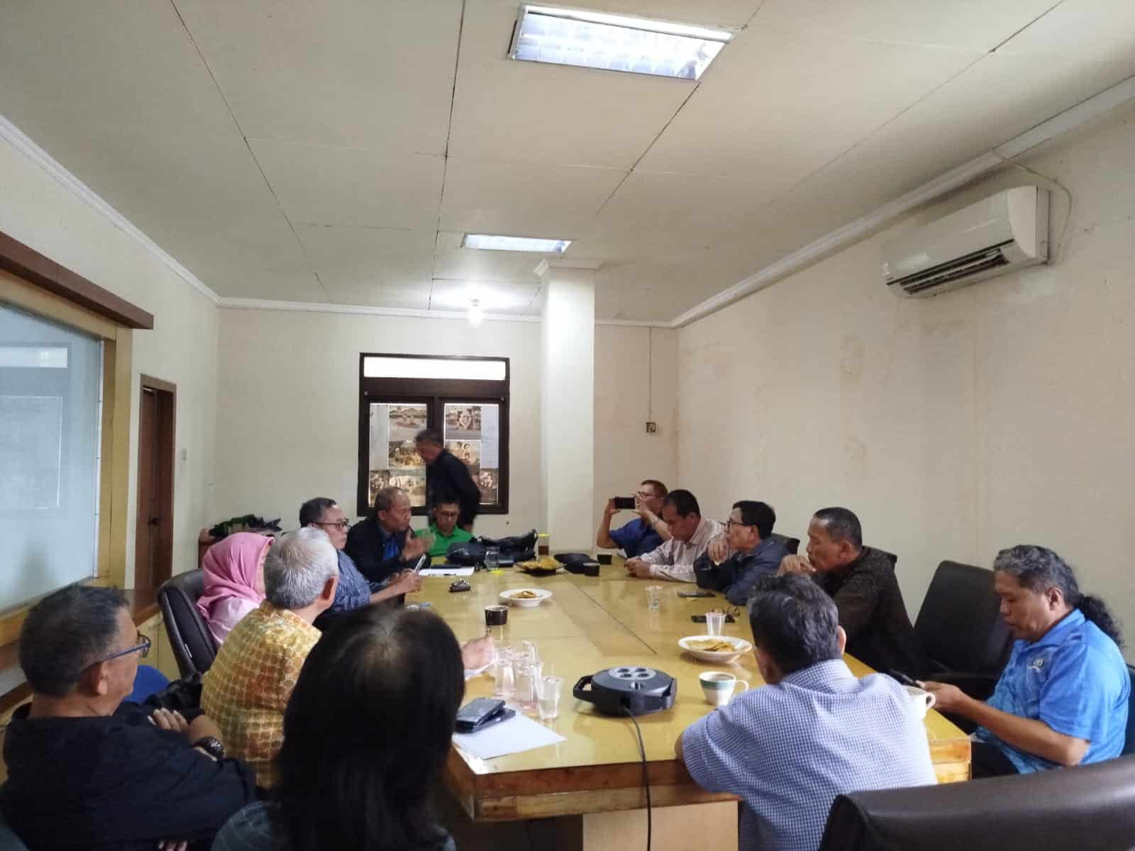 Ketum PWI Pusat Hendry Ch Bangun memimpin rapat persiapan HPN 2025 di Banjarmasin, Kalsel. (Ist)