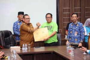PJ Gubernur Banten Teken UMK di Banten Naik 6,5 Persen