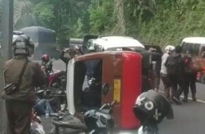 Angkot Terbalik di Cadas Pangeran setelah Gagal Salip Kendaraan di Depan, Dua Pengendara Luka Berat