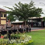 Kapolda Banten Irjen Suyudi Ario Seto memimpin apel di Mapolres Serang. (jm)