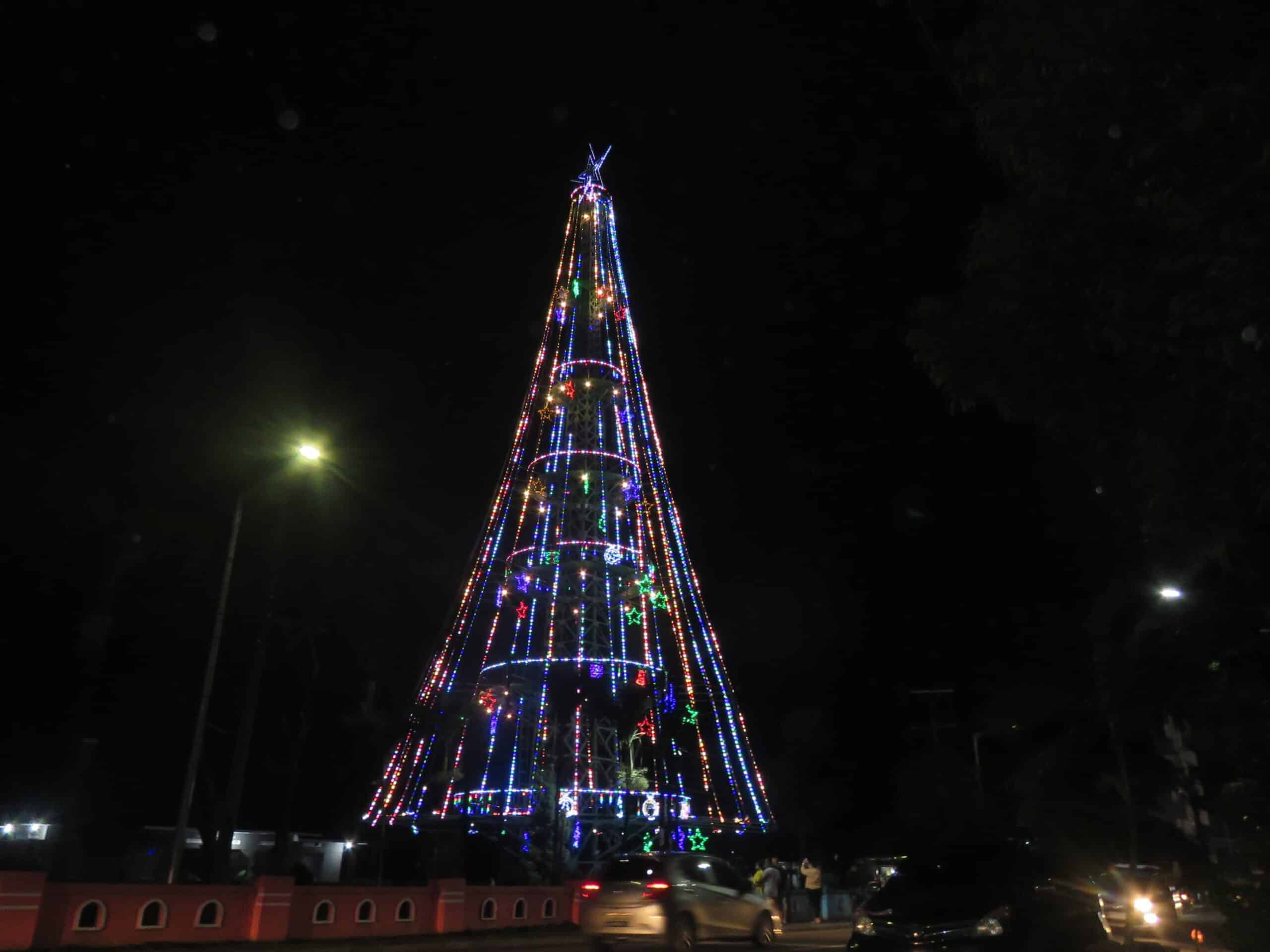 Pohon Natal tertinggi se-ASEAN ada di Siantar. (Lilik)