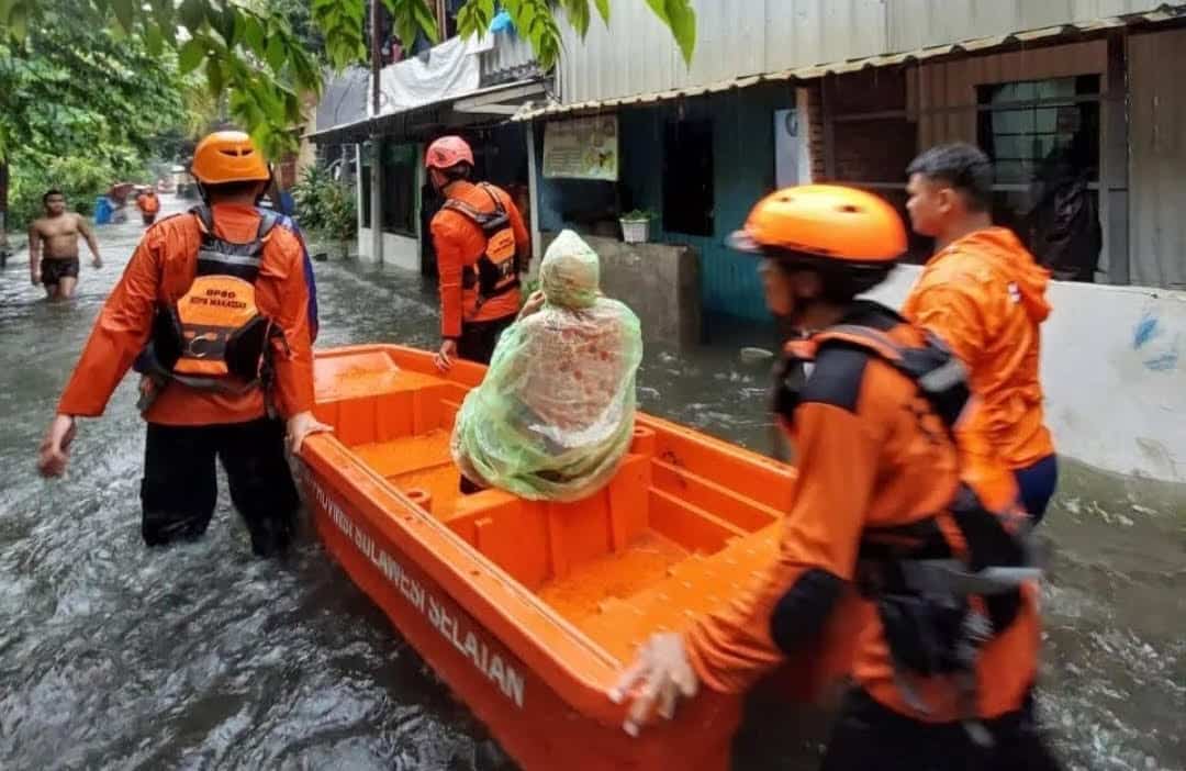 Personel BPBD Makassar mengevakuasi warga terdampak banjir ke lokasi aman di Kecamatan Manggala Kota Makassar. (ist)