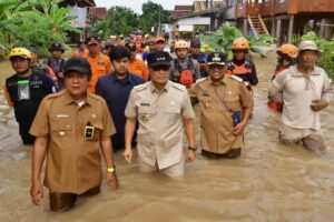 Pj Gubernur Sulsel Terobos Banjir, Serahkan Bantuan di Soppeng