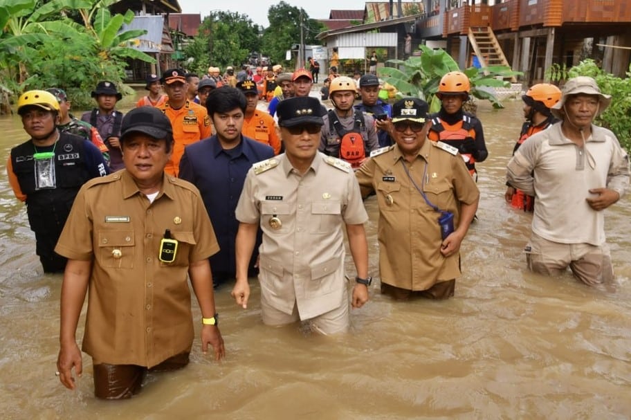 Pj Gubernur Sulsel, Prof Zudan Arif Fakrulloh, menerjang banjir setinggi paha orang dewasa di Kelurahan Cabbenge, Kabupaten Soppeng. (Ist/Humas Pemprov)