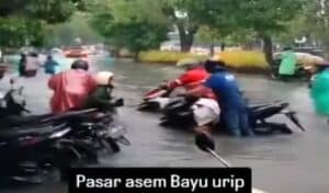 Hujan Angin Ngamuk di Surabaya, Jalanan Kota Surabaya Diwarnai Pohon Tumbang dan Banjir
