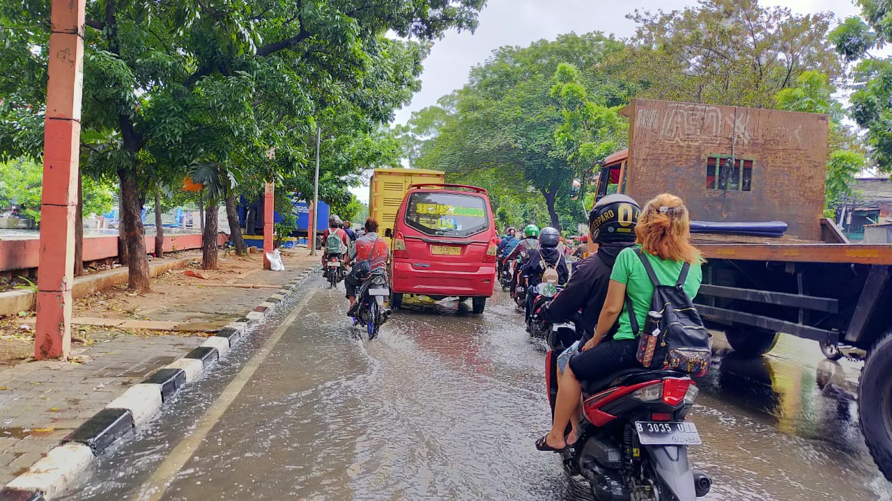 Banjir rob genangi Jalan Tubagus Angke Raya, Pejagalan, Jakarta Utara sebabkan arus lalu lintas tersendat. (Tiyo/KIS)