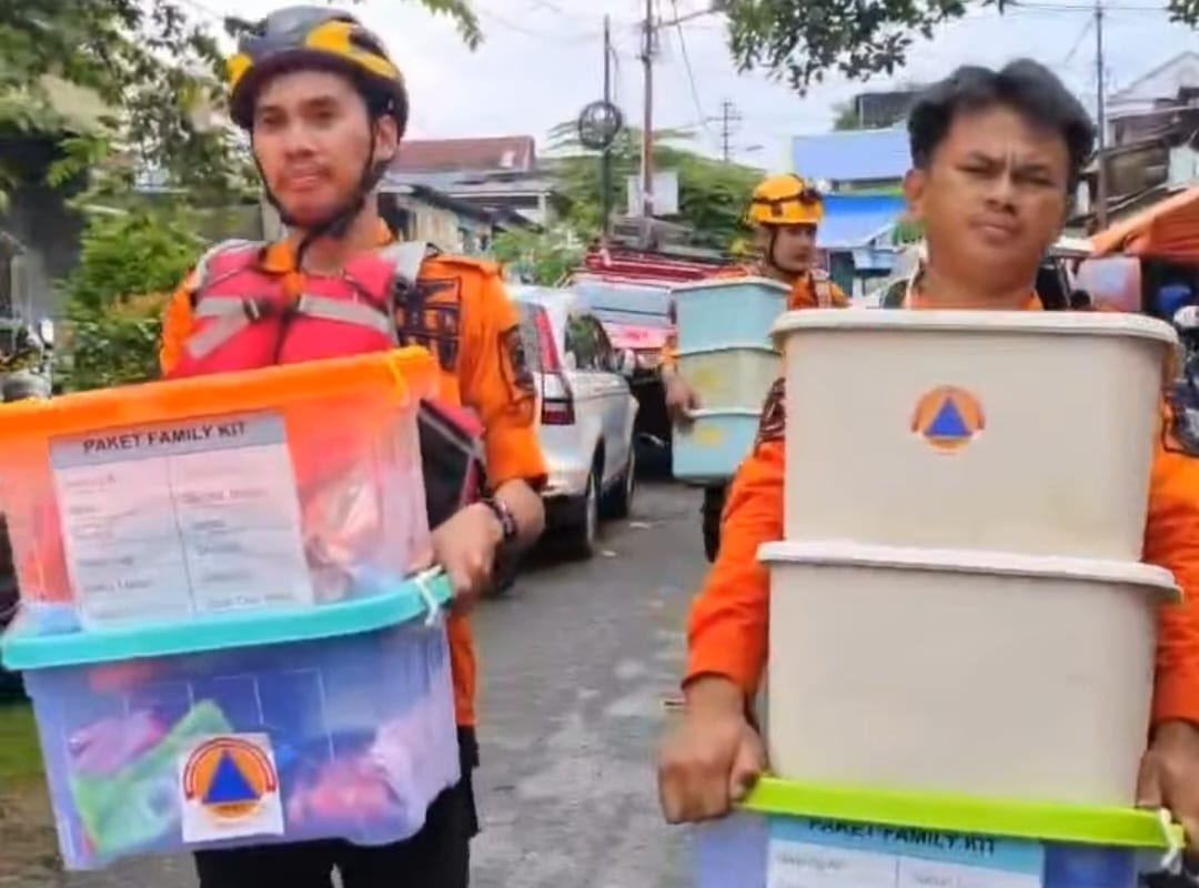 Personel BPBD Makassar mengangkut bantuan logistik untuk korban banjir di Kota Makassar. (Ist)