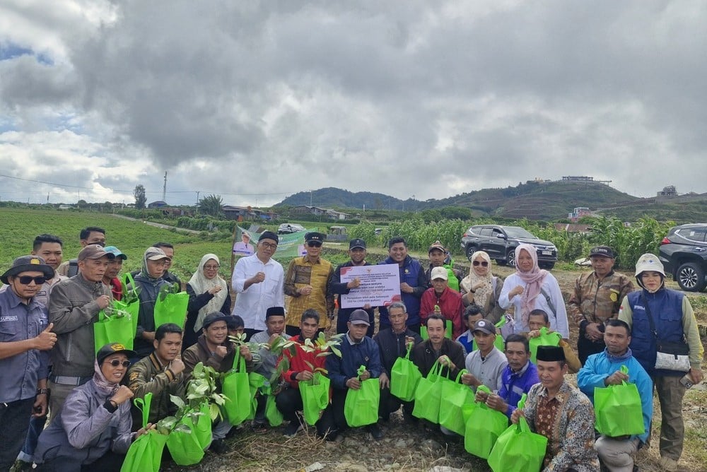 Penjabat Gubernur Sulawesi Selatan, Prof Zudan Arif Fakrulloh, membagikan bibit kopi kepada kelompok tani sebagai langkah awal program Sulsel Menanam. (ist/Pemprov)