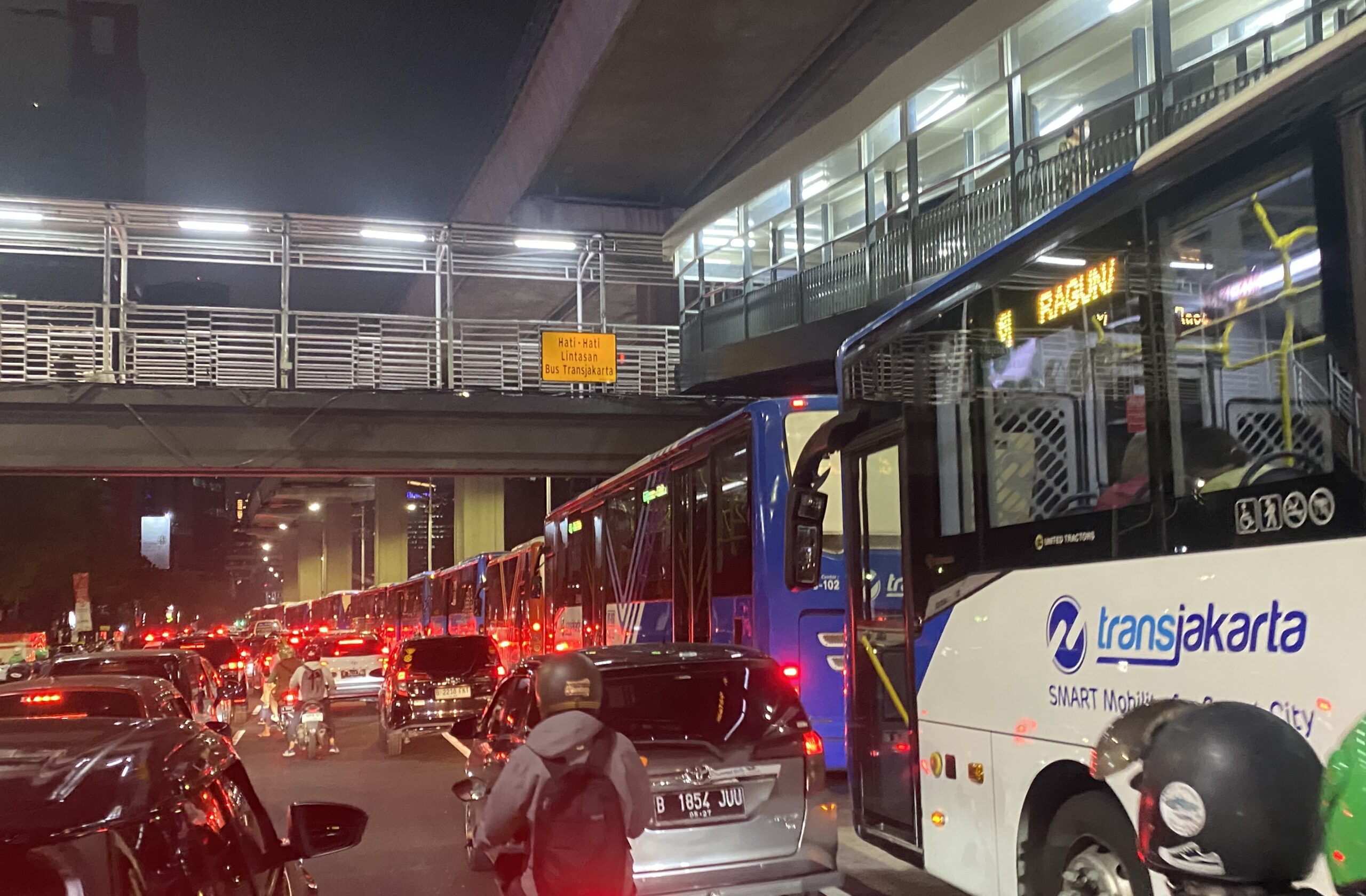 Bus Transjakarta sedang melayani penumpang di salah satu halte terpadat di Jakarta. (Aldi/KIS)