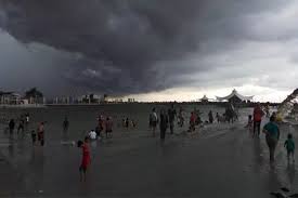 Wisatawan di Banten Diminta Tetap Waspada Terhadap Cuaca