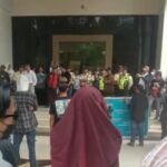 Unjuk rasa Mahasiswa UIN Alauddin Makassar di Rektorat Kampus II, Senin (16/12/2024) siang. (Fit)