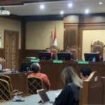 Budi Said yang mengenakan baju putih, terlihat memasuki ruang sidang Kusuma Atmadja di Pengadilan Tipikor Jakarta, pada Jumat (27/12/2024) (Aris MP)