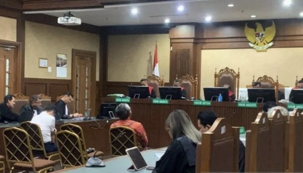 Budi Said yang mengenakan baju putih, terlihat memasuki ruang sidang Kusuma Atmadja di Pengadilan Tipikor Jakarta, pada Jumat (27/12/2024) (Aris MP)