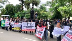 Masyarakat Banjarbaru Demo ke DPRD Tuntut Pilkada Ulang