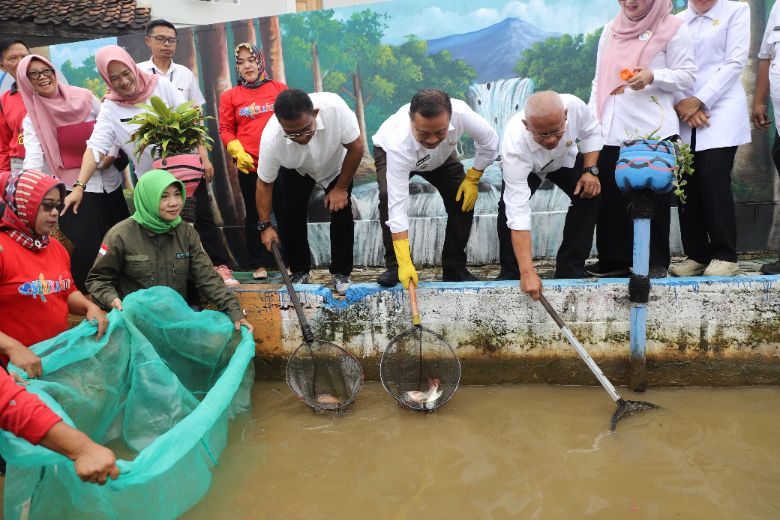 Garut Kembangkan Ikan Hias Program Serikandi-Biru, Barnas Lakukan Panen Perdana
