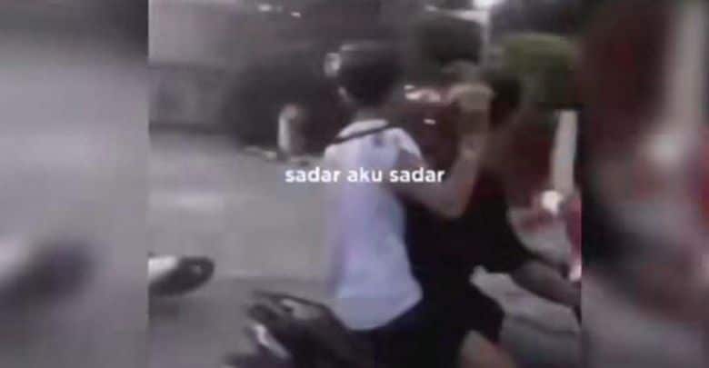 remaja bawa sajam
