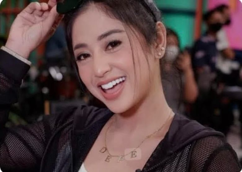 dewi perssik