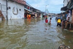 Hujan Tak Kenal Ampun, Jakarta Utara Lumpuh Diterjang Banjir