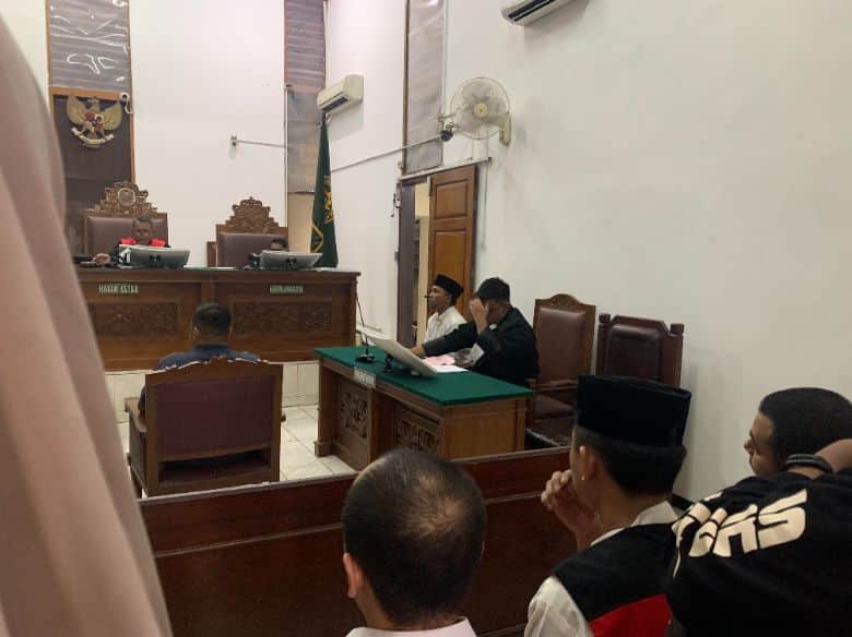 persidangan lengang