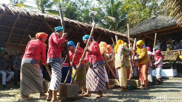Kampung Naga: Peran Perempuan dalam Tradisi 'Hajat Sasih' 2 images 1
