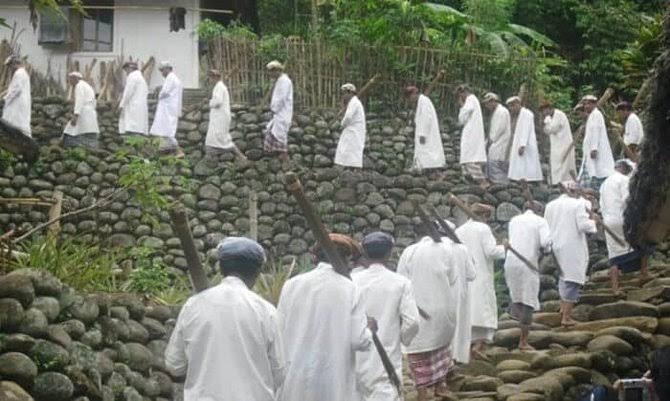 Prosesi ziarah dan pembersihan makam leluhur