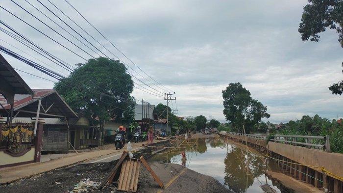 Luapan Sungai Tabalong Lumpuhkan Akses Utama HSU-Tabalong