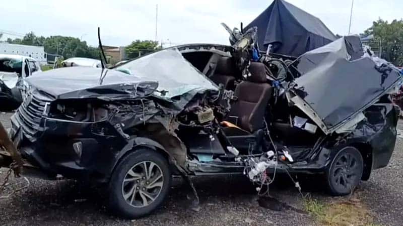 Diduga Ngantuk Innova Tabrak Bak Truk di Tol Ngawi Warga Lamongan Meninggal