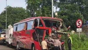 Bus Peziarah Asal Tangerang Kecelakaan di Tol Cipularang, 2 Orang Tewas dan 62 Lainnya Luka
