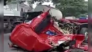 Rem Mendadak, Kabin Trailer Remuk Dihantam Gulungan Plat Baja Muatannya Sendiri di Rembang