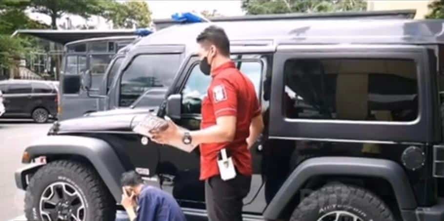 Petugas KPK menyiapkan barang-barang mewah yang dilelang milik mantan pegawai Pajak, Rafael Alun. (Aris MP)