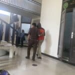 Mario Dandy dipapah staf Kejaksaan Negeri Jakarta Selatan, usai sidang perdana pencabulan, Rabu (11/12/2024) di PN Jaksel.(Aris MP)